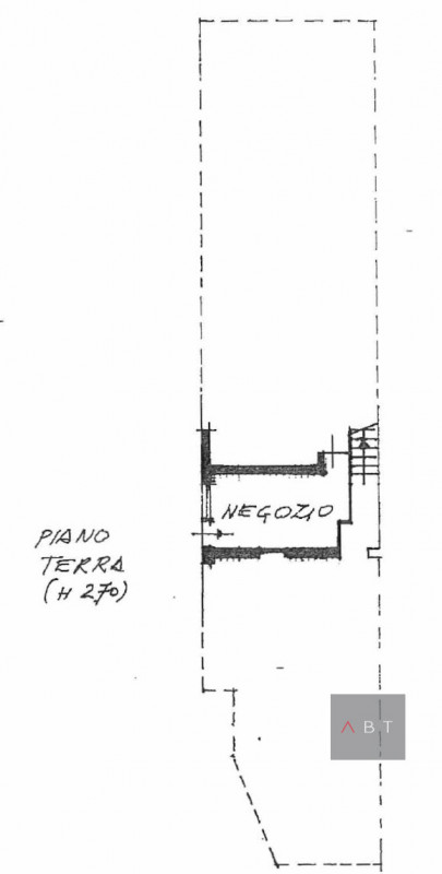 Porzione di casa composta di: ingresso, cucina, tre camere, due bagni, lavanderia, annesso negozi...