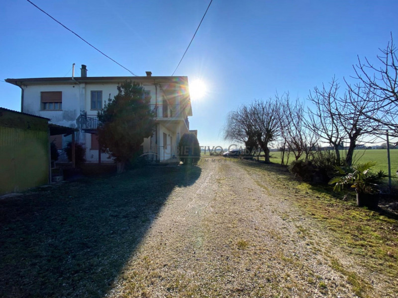 Rif. BOV189 - Proponiamo in vendita una casa singola a Bovolenta, divisa orizzontalmente in 2 uni...