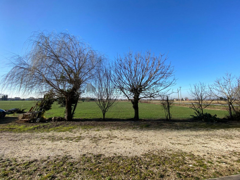 Rif. BOV189 - Proponiamo in vendita una casa singola a Bovolenta, divisa orizzontalmente in 2 uni...