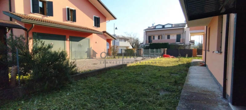 Rif. SA190 - Ti proponiamo una porzione di bifamiliare allo stato grezzo, un vero e proprio fogli...