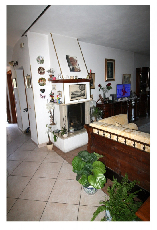 Scoprite questa splendida casa singola terratetto situata nel tranquillo quartiere di Ponterotto,...