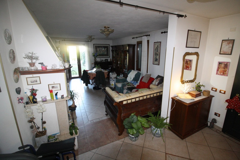 Scoprite questa splendida casa singola terratetto situata nel tranquillo quartiere di Ponterotto,...