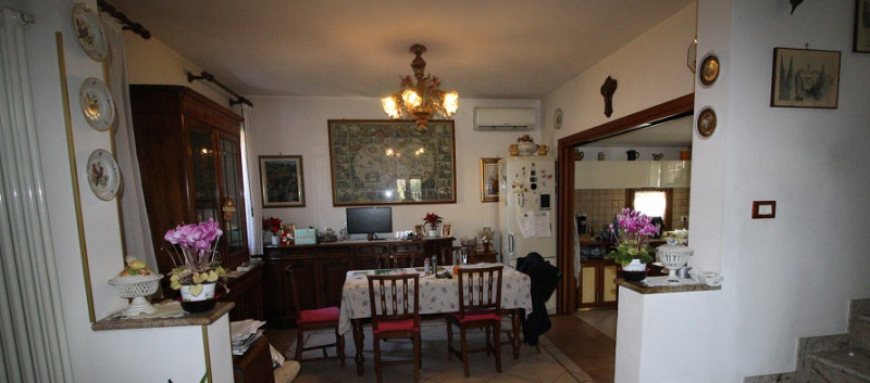 Scoprite questa splendida casa singola terratetto situata nel tranquillo quartiere di Ponterotto,...