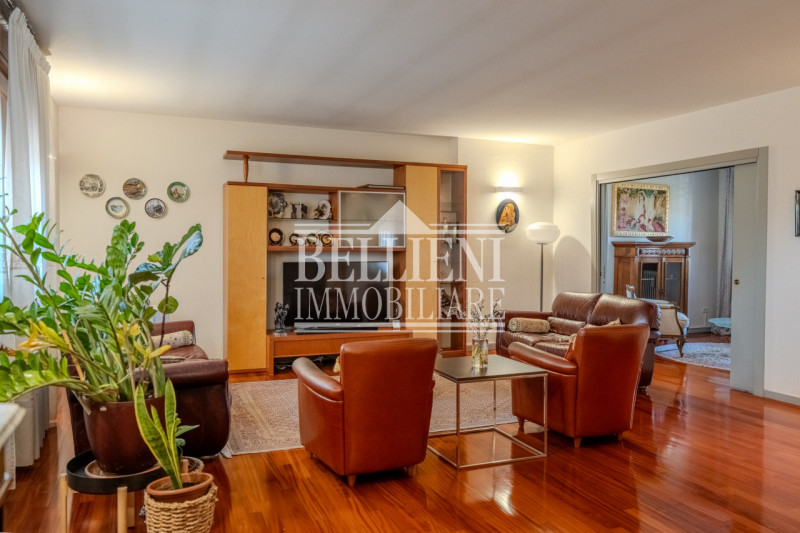 MERCATO NUOVO: In zona ben servita e comoda al Centro Storico, proponiamo in vendita spazioso app...