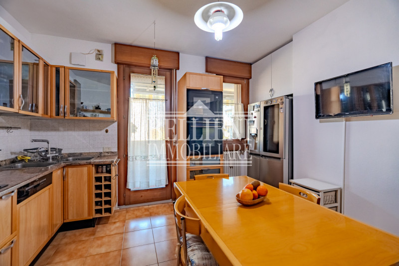 MERCATO NUOVO: In zona ben servita e comoda al Centro Storico, proponiamo in vendita spazioso app...