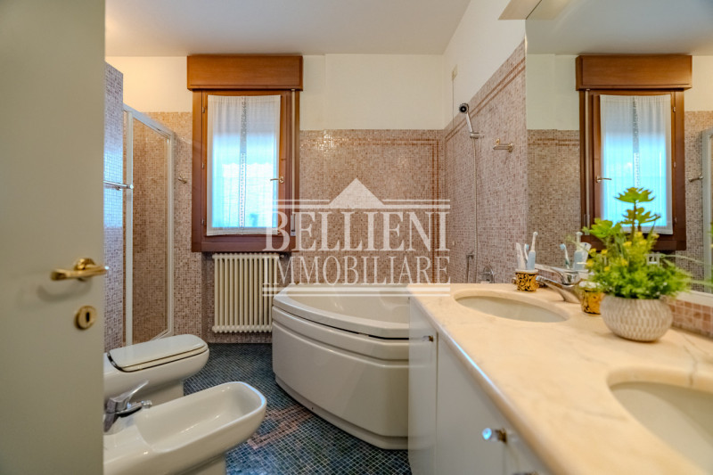 MERCATO NUOVO: In zona ben servita e comoda al Centro Storico, proponiamo in vendita spazioso app...