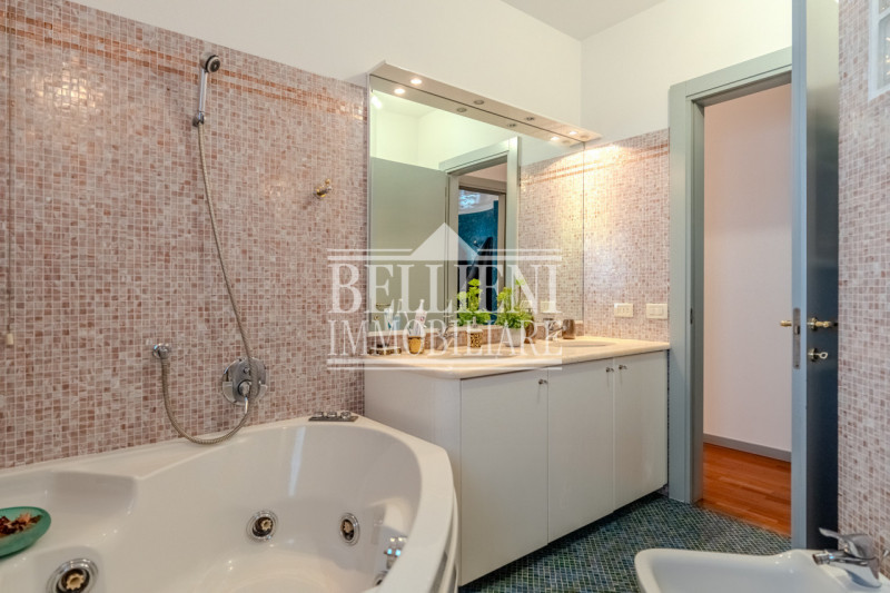 MERCATO NUOVO: In zona ben servita e comoda al Centro Storico, proponiamo in vendita spazioso app...