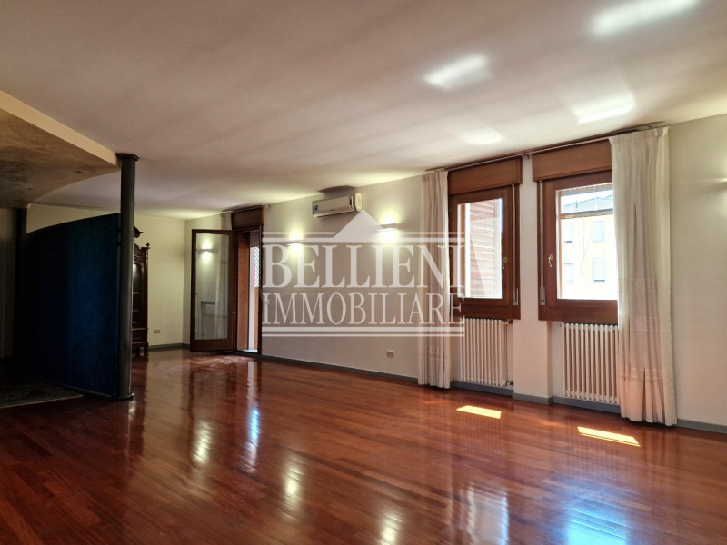 MERCATO NUOVO: In zona ben servita e comoda al Centro Storico, proponiamo in vendita spazioso app...