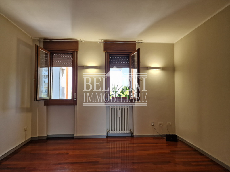 MERCATO NUOVO: In zona ben servita e comoda al Centro Storico, proponiamo in vendita spazioso app...