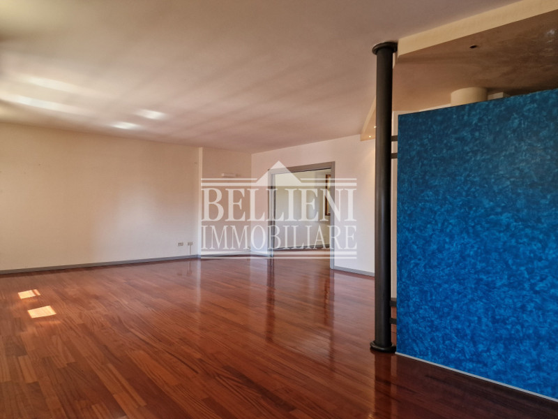 MERCATO NUOVO: In zona ben servita e comoda al Centro Storico, proponiamo in vendita spazioso app...