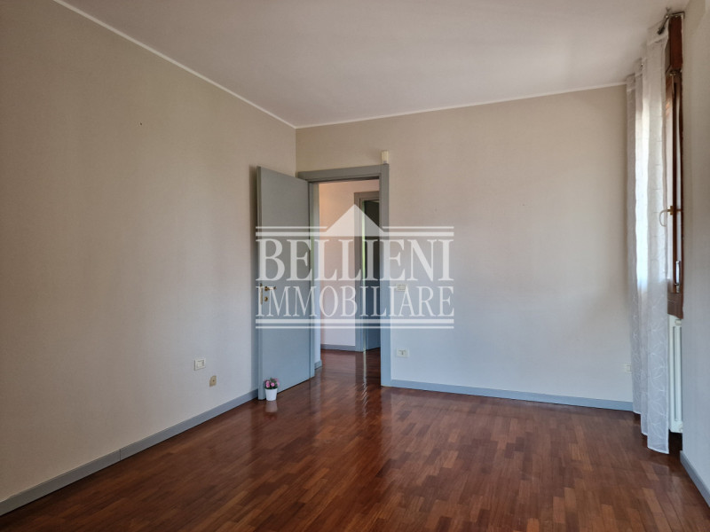 MERCATO NUOVO: In zona ben servita e comoda al Centro Storico, proponiamo in vendita spazioso app...