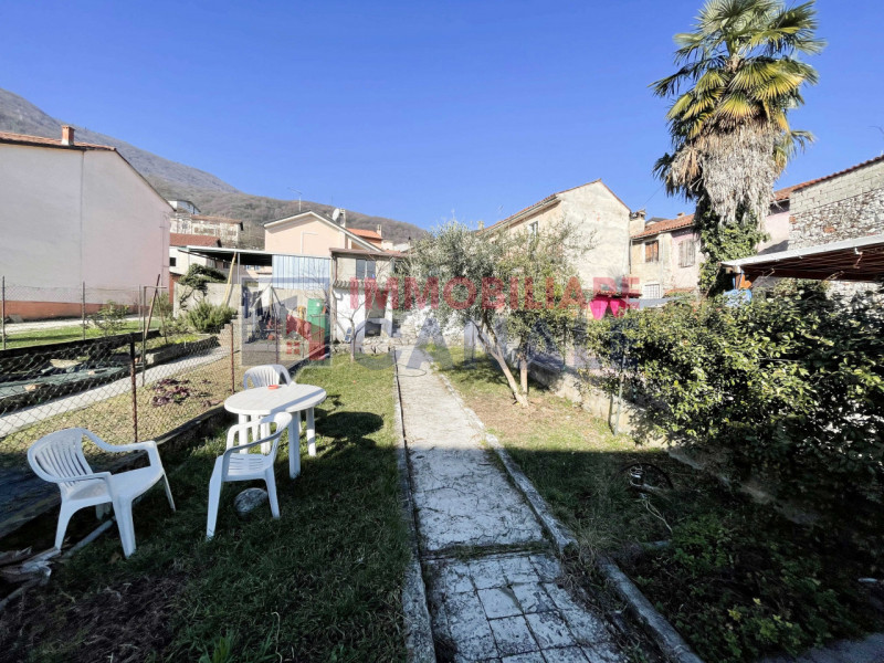 Scoprite questa porzione di testa di casa a schiera, situata nel cuore del centro di Piovene Rocc...