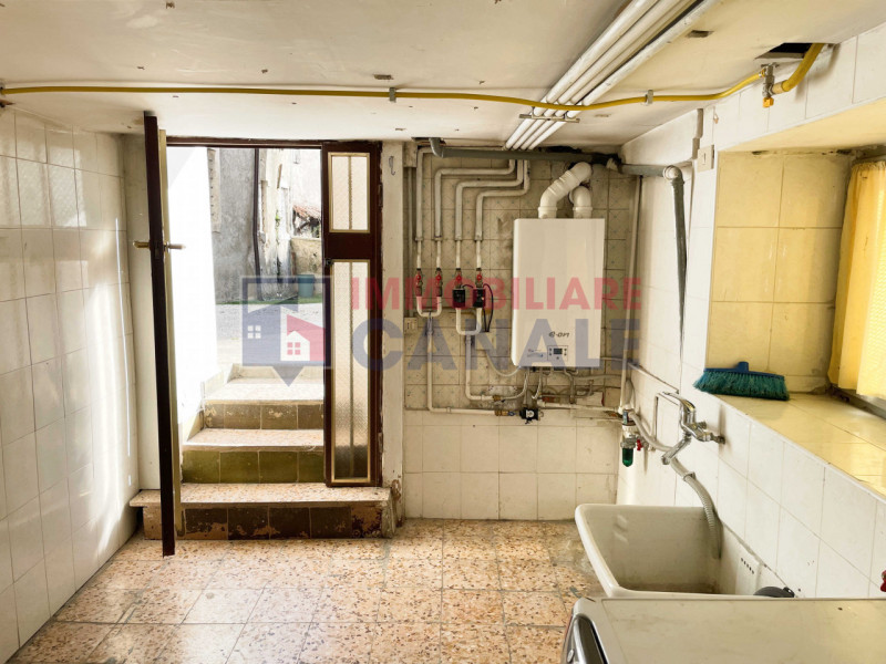 Scoprite questa porzione di testa di casa a schiera, situata nel cuore del centro di Piovene Rocc...