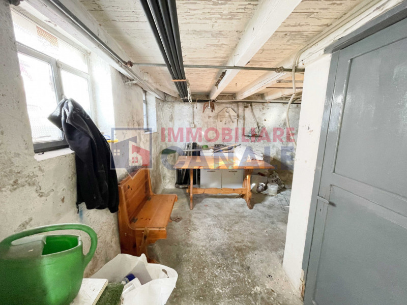 Scoprite questa porzione di testa di casa a schiera, situata nel cuore del centro di Piovene Rocc...