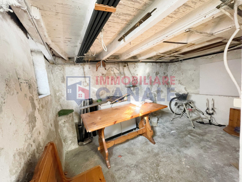 Scoprite questa porzione di testa di casa a schiera, situata nel cuore del centro di Piovene Rocc...