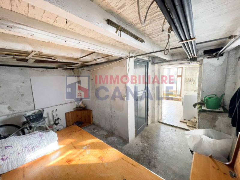 Scoprite questa porzione di testa di casa a schiera, situata nel cuore del centro di Piovene Rocc...