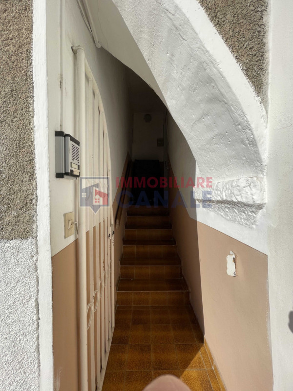 Scoprite questa porzione di testa di casa a schiera, situata nel cuore del centro di Piovene Rocc...