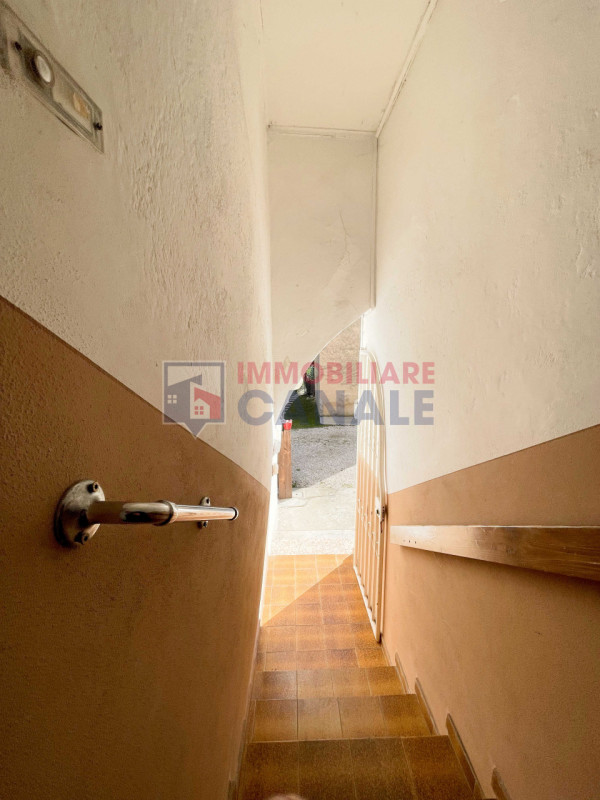 Scoprite questa porzione di testa di casa a schiera, situata nel cuore del centro di Piovene Rocc...