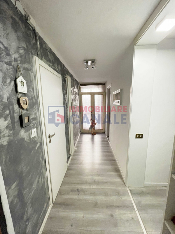 Scoprite questa porzione di testa di casa a schiera, situata nel cuore del centro di Piovene Rocc...