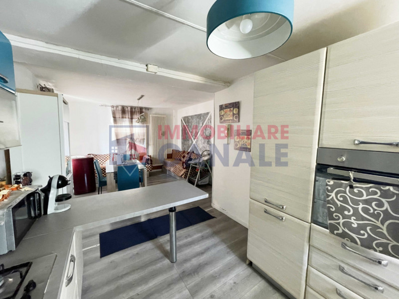 Scoprite questa porzione di testa di casa a schiera, situata nel cuore del centro di Piovene Rocc...