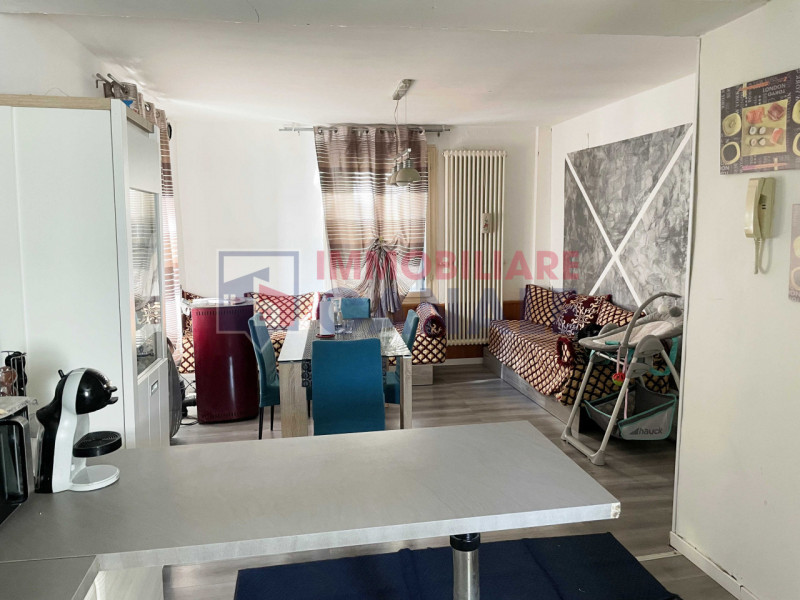 Scoprite questa porzione di testa di casa a schiera, situata nel cuore del centro di Piovene Rocc...