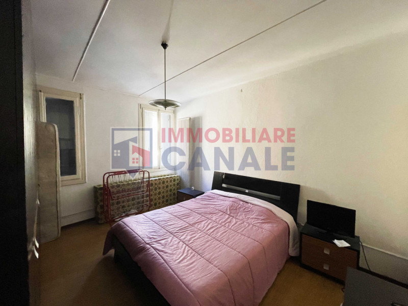 Scoprite questa porzione di testa di casa a schiera, situata nel cuore del centro di Piovene Rocc...