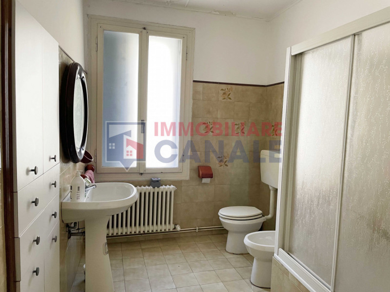 Scoprite questa porzione di testa di casa a schiera, situata nel cuore del centro di Piovene Rocc...