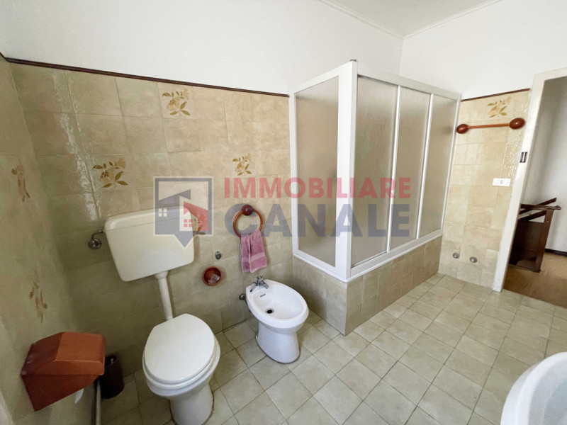 Scoprite questa porzione di testa di casa a schiera, situata nel cuore del centro di Piovene Rocc...