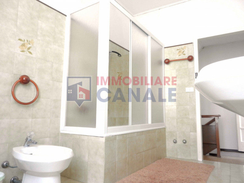 Scoprite questa porzione di testa di casa a schiera, situata nel cuore del centro di Piovene Rocc...