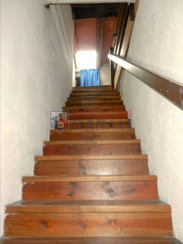 Scoprite questa porzione di testa di casa a schiera, situata nel cuore del centro di Piovene Rocc...