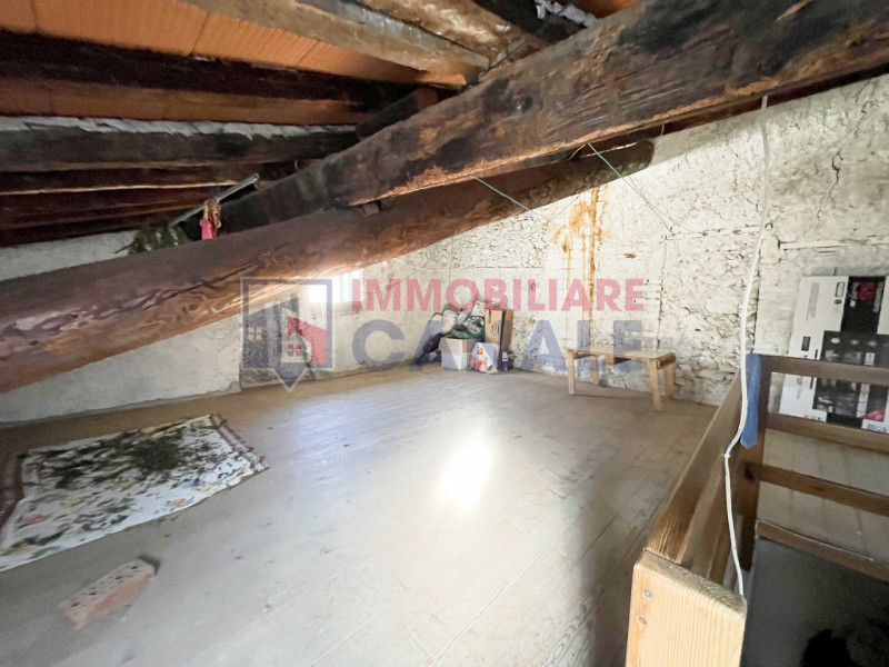 Scoprite questa porzione di testa di casa a schiera, situata nel cuore del centro di Piovene Rocc...