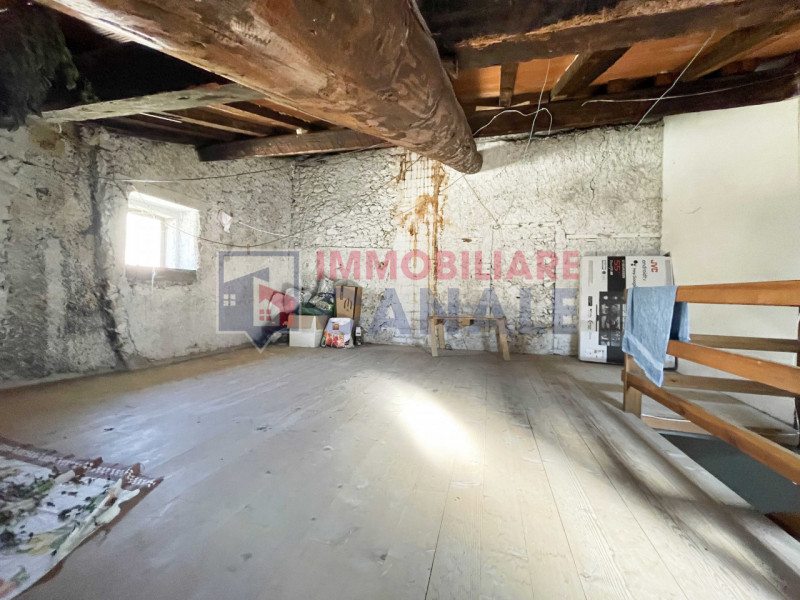 Scoprite questa porzione di testa di casa a schiera, situata nel cuore del centro di Piovene Rocc...