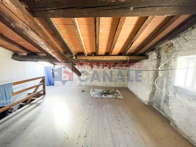 Scoprite questa porzione di testa di casa a schiera, situata nel cuore del centro di Piovene Rocc...