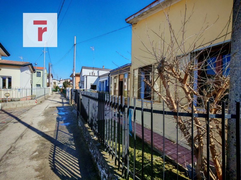 Nel quartiere residenziale di Voltabarozzo, una delle zone più richieste della città di Padova pe...