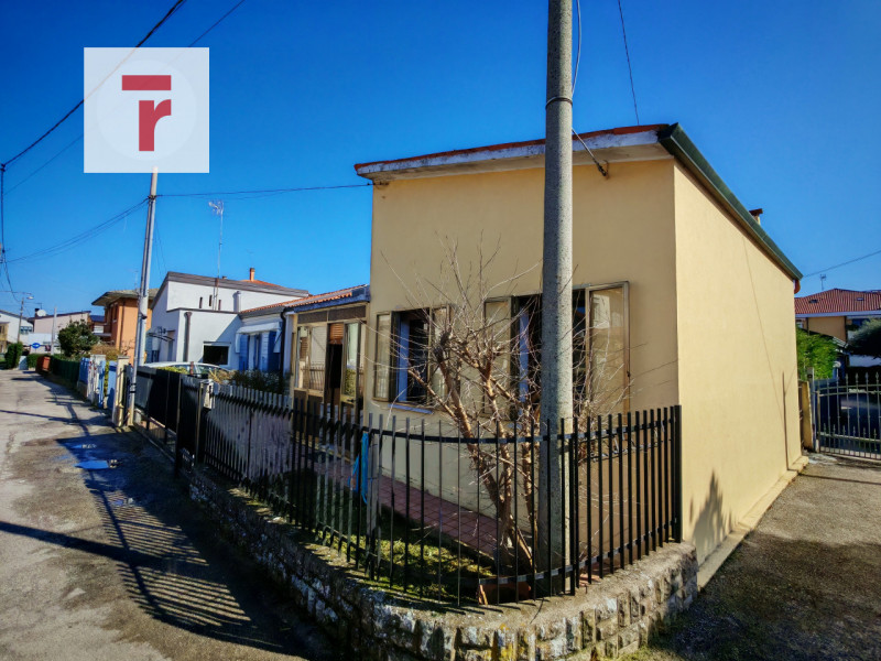 Nel quartiere residenziale di Voltabarozzo, una delle zone più richieste della città di Padova pe...