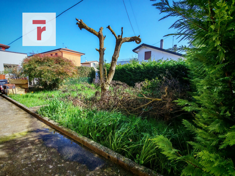 Nel quartiere residenziale di Voltabarozzo, una delle zone più richieste della città di Padova pe...