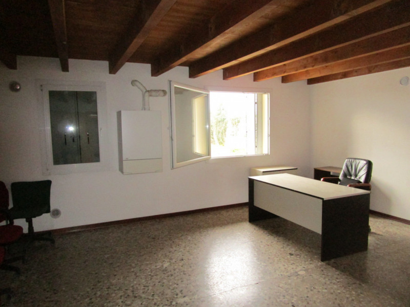Piove di Sacco affittasi uffici totalmente indipendenti di circa 210 mq dotati di grande area pri...
