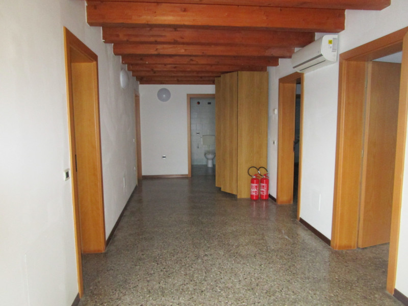 Piove di Sacco affittasi uffici totalmente indipendenti di circa 210 mq dotati di grande area pri...