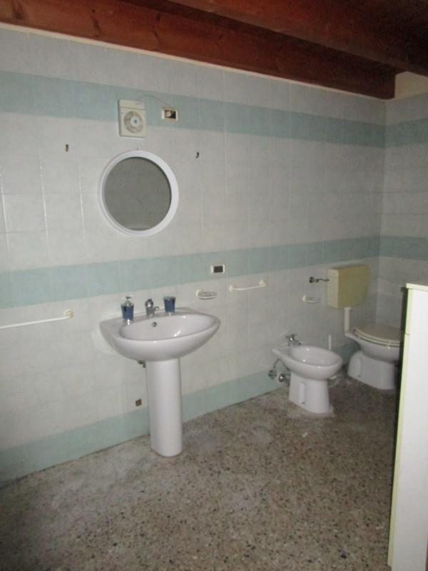 Piove di Sacco affittasi uffici totalmente indipendenti di circa 210 mq dotati di grande area pri...