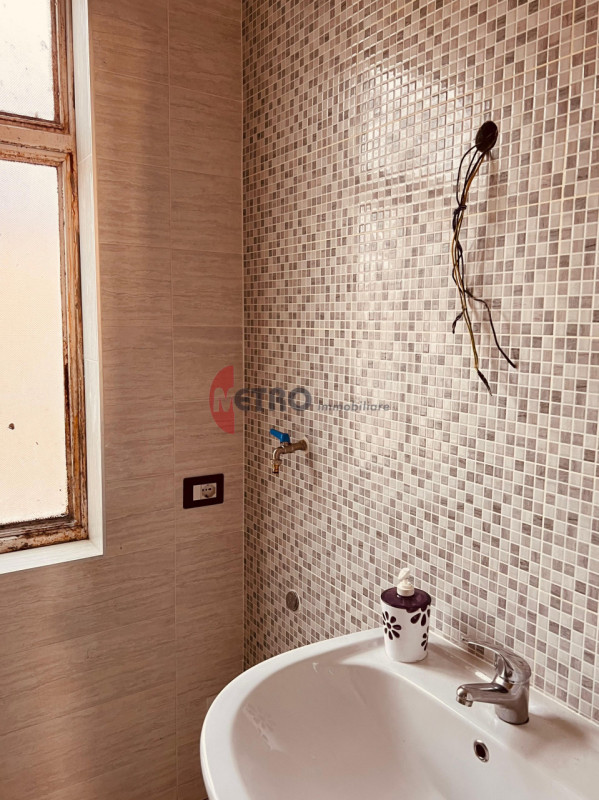 Scoprite questa affascinante casa singola terratetto situata nel cuore di Valdagno, un comune ric...