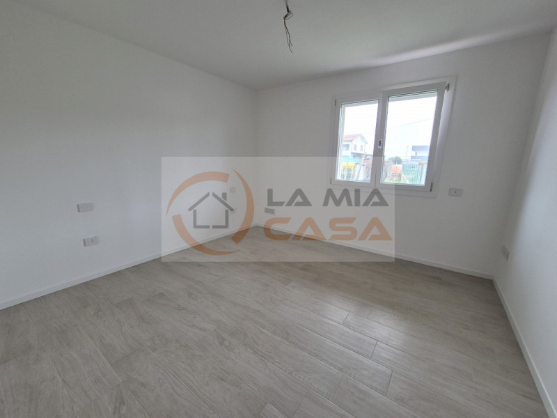 LEGNARO - In una nuova palazzina elegante composta da sole sei unità abitative, proponiamo in ven...