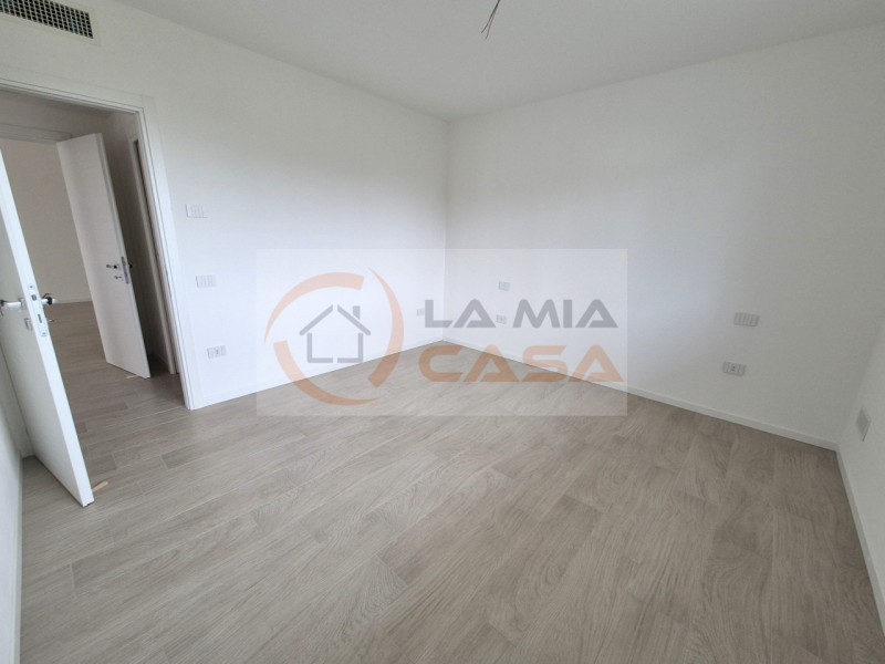 LEGNARO - In una nuova palazzina elegante composta da sole sei unità abitative, proponiamo in ven...