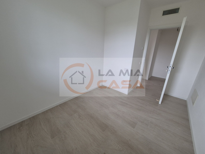 LEGNARO - In una nuova palazzina elegante composta da sole sei unità abitative, proponiamo in ven...