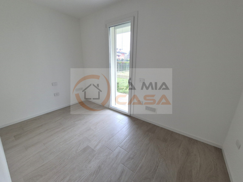 LEGNARO - In una nuova palazzina elegante composta da sole sei unità abitative, proponiamo in ven...