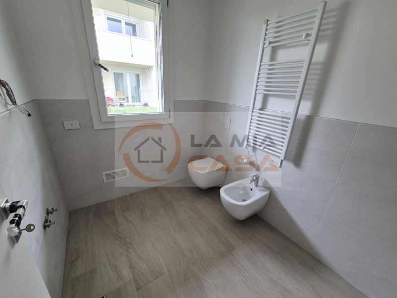 LEGNARO - In una nuova palazzina elegante composta da sole sei unità abitative, proponiamo in ven...