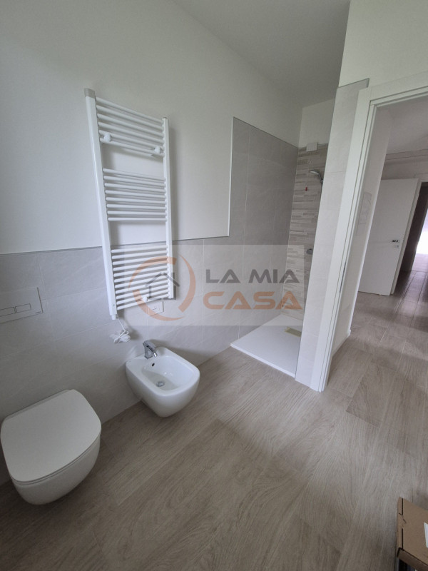 LEGNARO - In una nuova palazzina elegante composta da sole sei unità abitative, proponiamo in ven...