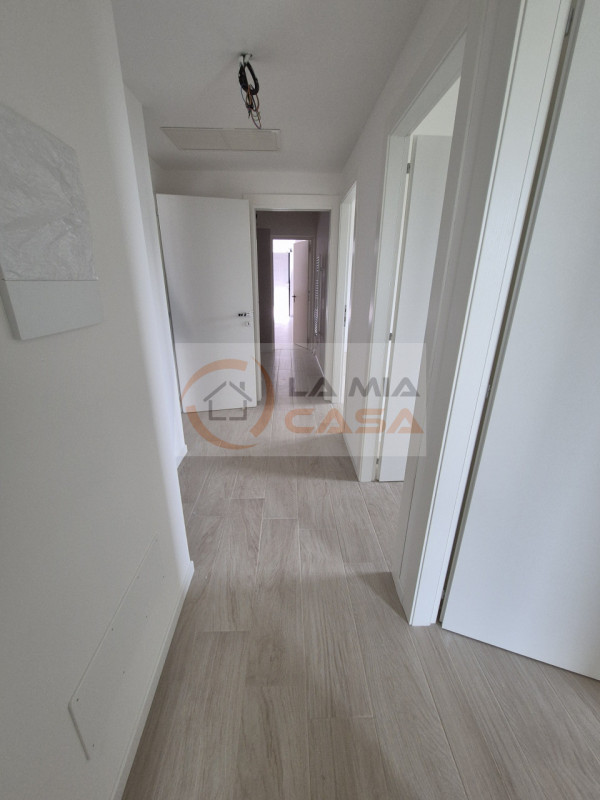 LEGNARO - In una nuova palazzina elegante composta da sole sei unità abitative, proponiamo in ven...