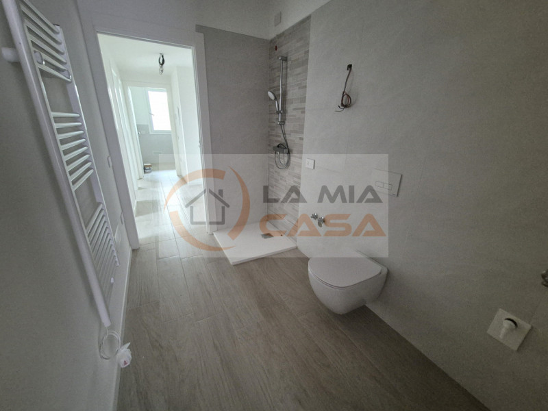 LEGNARO - In una nuova palazzina elegante composta da sole sei unità abitative, proponiamo in ven...