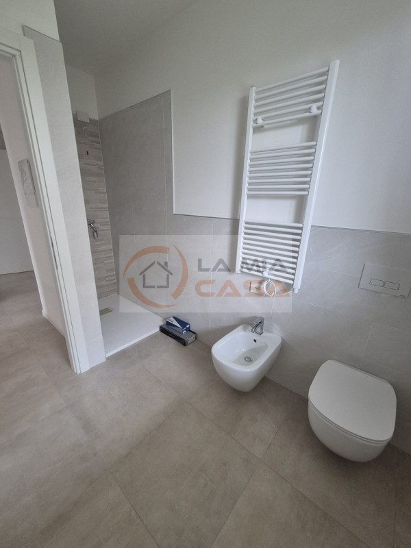 LEGNARO - In una nuova palazzina elegante composta da sole sei unità abitative, proponiamo in ven...