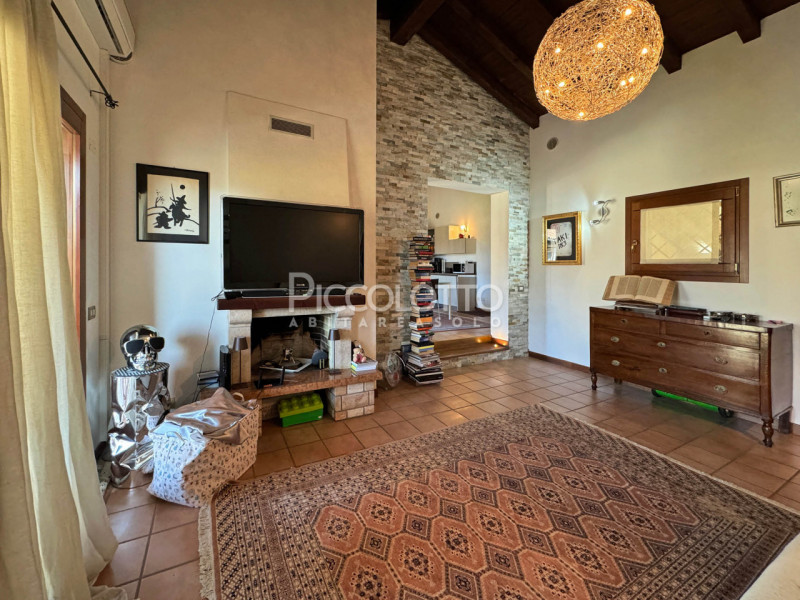 Rif. V5230 - Asolo Golf, a 10 minuti dal centro storico di Asolo, con splendida vista sui Colli A...